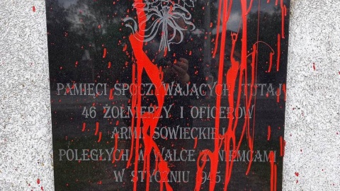 Ktoś oblał farbą obelisk u zbiegu ulic Barcińskiej i Adama Mickiewicza w Łabiszynie. Fot. Michał Słobodzian