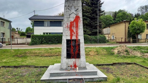 Ktoś oblał farbą obelisk u zbiegu ulic Barcińskiej i Adama Mickiewicza w Łabiszynie. Fot. Michał Słobodzian