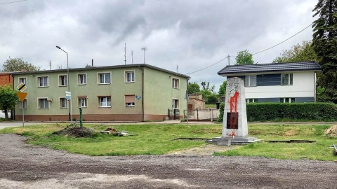 Ktoś oblał farbą obelisk u zbiegu ulic Barcińskiej i Adama Mickiewicza w Łabiszynie. Fot. Michał Słobodzian