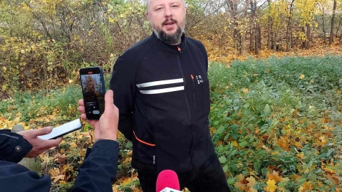 O sytuacji na starym cmentarzu ewangelickim w Toruniu mówi Michał Wiśniewski ze Stowarzyszenia Lapidaria. Fot. Michał Zaręba