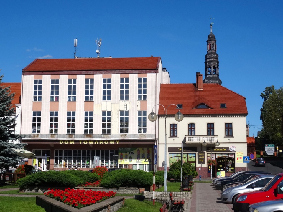 Dom Towarowy w Koronowie ma zmienić swoje oblicze. Budynek został kupiony przez władze miasta/fot: Wikipedia, Pit1233 – praca własna, CC0, https://commons.wikimedia.org/w/index.php?curid=52676769 Dom Towarowy w Koronowie ma zmienić swoje oblicze. Budynek został kupiony przez władze miasta/fot: Wikipedia, Pit1233 – praca własna, CC0, https://commons.wikimedia.org/w/index.php?curid=52676769