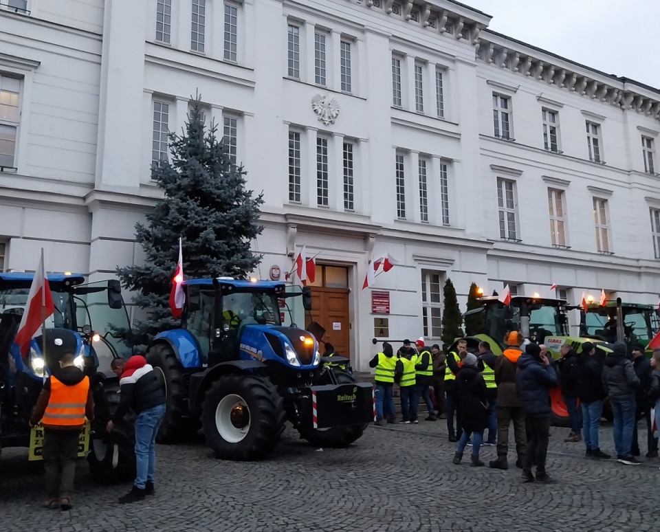 Protest rolników przed Urzędem Wojewódzkim w Bydgoszczy/fot. Elżbieta Rupniewska