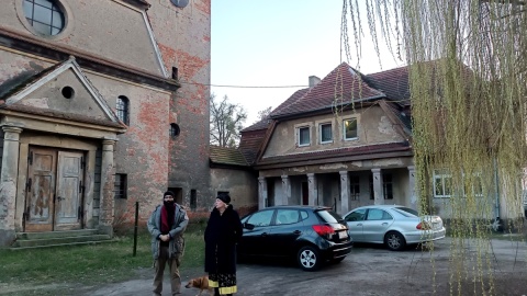 Niektóre z rozin we wsi Ostrowite mieszkają w starym ewangelickim kościele. Fot. Bartosz Walentyn