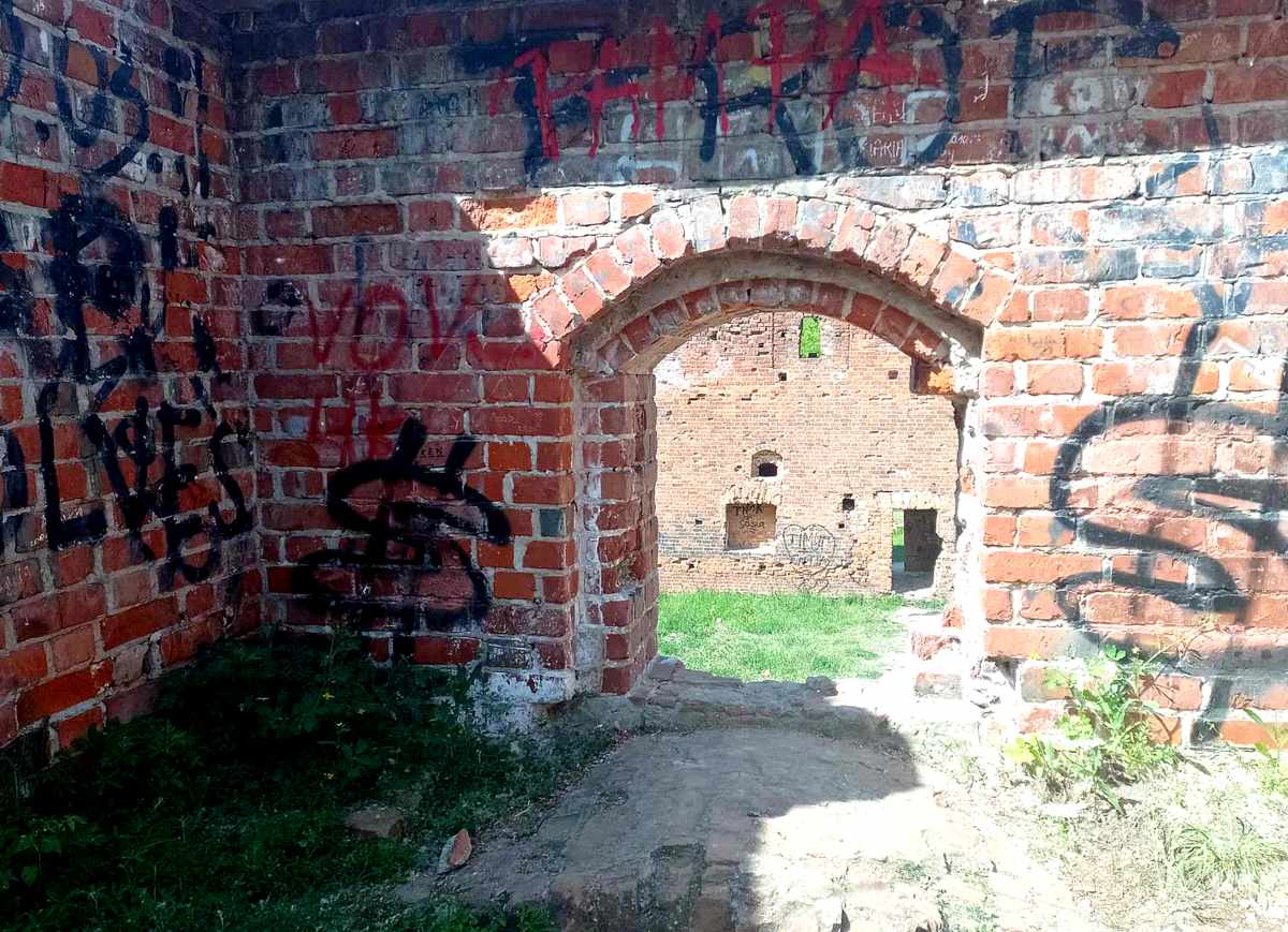Wandale zdewastowali ruiny Zamku Dybowskiego w Toruniu. Fot. Michał Zaręba/PR PiK Wandale zdewastowali ruiny Zamku Dybowskiego w Toruniu. Fot. Michał Zaręba/PR PiK