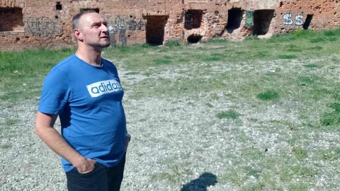 Zniszczenia w ruinach Zamku Dybowskiego w Toruniu odkrył przewodnik miejski Ryszard Urbański. Fot. Michał Zaręba/PR PiK