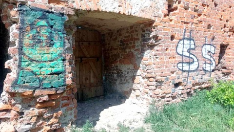Wandale zdewastowali ruiny Zamku Dybowskiego w Toruniu. Fot. Michał Zaręba/PR PiK