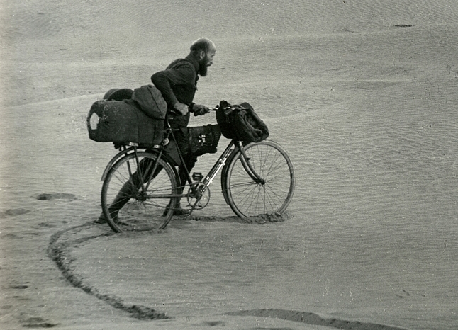 40 tysięcy kilometrów pieszo, rowerem, czółnem, a nawet na grzbiecie wielbłąda. Fot. kazimierznowak.pl