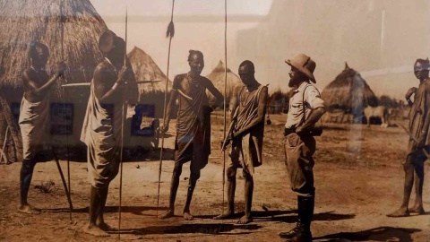 Fotografie z afrykańskiej wyprawy Kazimierza Nowaka ze zbiorów Muzeum Pracowni Literackiej Arkadego Fiedlera w Puszczykowie, prezentowane na wystawie w „Muzeum Ziemi Szubińskiej”. Fot. Michał Słobodzian/PR PiK
