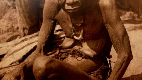 Fotografie z afrykańskiej wyprawy Kazimierza Nowaka ze zbiorów Muzeum Pracowni Literackiej Arkadego Fiedlera w Puszczykowie, prezentowane na wystawie w „Muzeum Ziemi Szubińskiej”. Fot. Michał Słobodzian/PR PiK