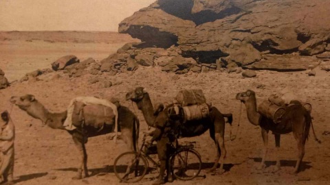 Fotografie z afrykańskiej wyprawy Kazimierza Nowaka ze zbiorów Muzeum Pracowni Literackiej Arkadego Fiedlera w Puszczykowie, prezentowane na wystawie w „Muzeum Ziemi Szubińskiej”. Fot. Michał Słobodzian/PR PiK