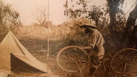 Fotografie z afrykańskiej wyprawy Kazimierza Nowaka ze zbiorów Muzeum Pracowni Literackiej Arkadego Fiedlera w Puszczykowie, prezentowane na wystawie w „Muzeum Ziemi Szubińskiej”. Fot. Michał Słobodzian/PR PiK
