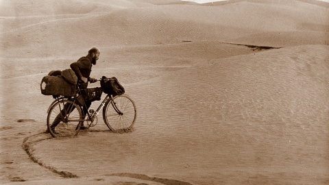 Fotografie z afrykańskiej wyprawy Kazimierza Nowaka ze zbiorów Muzeum Pracowni Literackiej Arkadego Fiedlera w Puszczykowie, prezentowane na wystawie w „Muzeum Ziemi Szubińskiej”. Fot. Michał Słobodzian/PR PiK