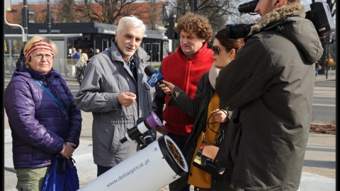 Do teleskopów, które wystawili w Toruniu opiekunowie Astrobazy Gniewkowo wraz z uczniami, ustawiały się długie kolejki. Foto © Piotr Majewski