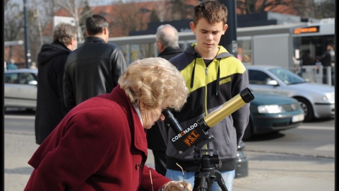 Do teleskopów, które wystawili w Toruniu opiekunowie Astrobazy Gniewkowo wraz z uczniami, ustawiały się długie kolejki. Foto © Piotr Majewski