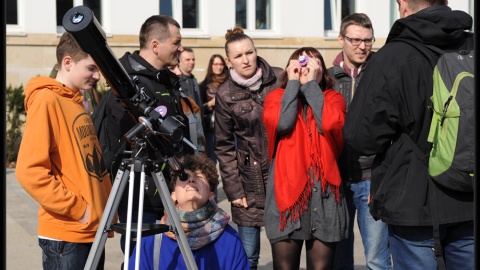 Do teleskopów, które wystawili w Toruniu opiekunowie Astrobazy Gniewkowo wraz z uczniami, ustawiały się długie kolejki. Foto © Piotr Majewski