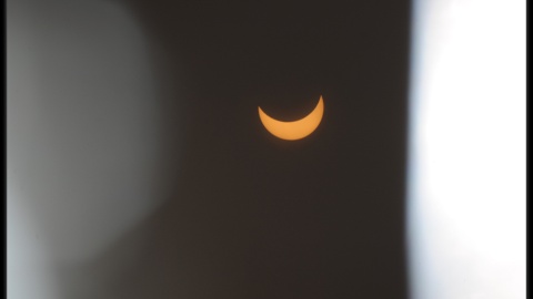 Część obserwatorów samodzielnie zaopatrzyła się w materiały do bezpiecznego śledzenia przebiegu zaćmienia. Foto © Piotr Majewski