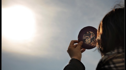 Część obserwatorów samodzielnie zaopatrzyła się w materiały do bezpiecznego śledzenia przebiegu zaćmienia. Foto © Piotr Majewski