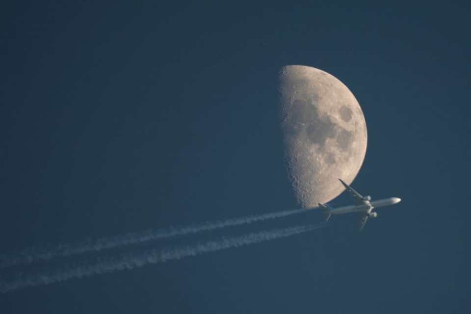 Ostatnie promienie zachodzącego Słońca pięknie podświetliły samolot pasażerski przelatujący na tle Księżyca w pierwszej kwadrze. Fot. Piotr Skorupski