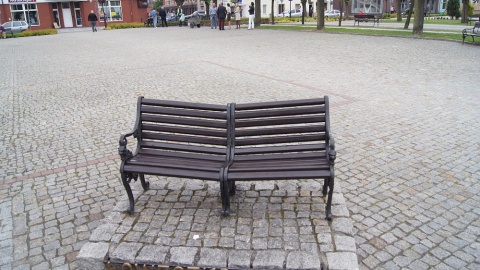Ławeczka Zgody na gniewkowskim rynku. Fot. Henryk Żyłkowski