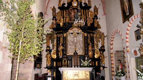 Ołtarz Krzyża Świętego w kościele pw. Świętej Trójcy w Strzelnie. Fot. Henryk Żyłkowski