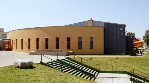 Dla sympatyków kąpieli i rekreacji dostępny jest przepiękny basen ze zjeżdżalnią. Fot. Henryk Żyłkowski