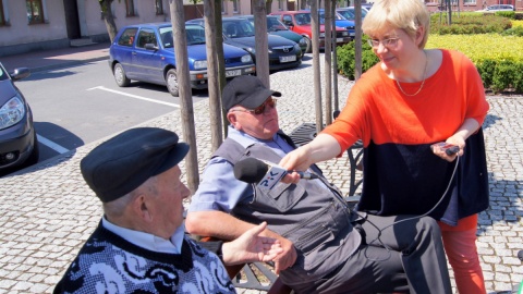 Ławeczki na Rynku w Barcinie codziennie gościnne są dla mieszkańców. Fot. Henryk Żyłkowski