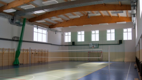 Wnętrze hali sportowej w Zespole Szkół w Smólniku. Fot. Henryk Żyłkowski