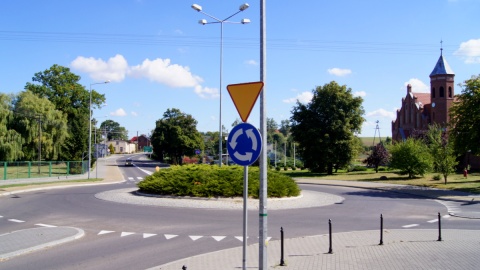 Co w gminie piszczy? Skrzyżowanie dróg powiatowych w kierunkach Obodowo - Sośno - Wierzchucin Królewski, po prawej kościół p.w. Niepokalanego Serca Maryi w Sośnie. Fot. Henryk Żyłkowski