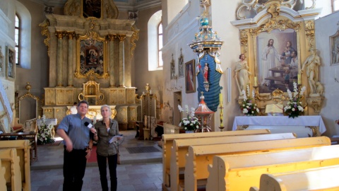 Co w gminie piszczy? Kościół p.w. Świętej Marii Magdaleny w Wąwelnie - ks. proboszcz Andrzej Pater - w tle ołtarz główny z obrazem Matki Bożej Wąwelskiej z przełomu XVI-XVII w. Fot. Henryk Żyłkowski