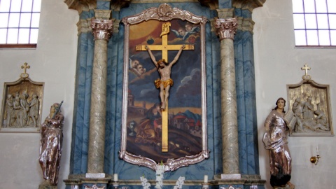 Co w gminie piszczy? Kościół p.w. Świętej Marii Magdaleny w Wąwelnie - ołtarz Krzyża Świętego z figurami Matki Bożej Bolesnej i św. Jana Ewangelisty. Fot. Henryk Żyłkowski