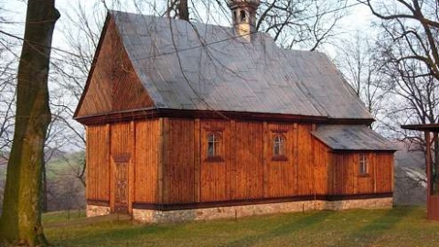 Co w gminie piszczy? Drewniana kaplica z 1704 roku w Studziance. Fot. brzuze.pl