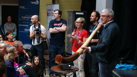 Marek Niedźwiecki czeka na szczęśliwca, któremu wręczy didgeridoo. Fot. Tomasz Kaźmierski.