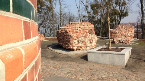 Pozostałości murów starej wieży. Fot. Tomasz Kaźmierski