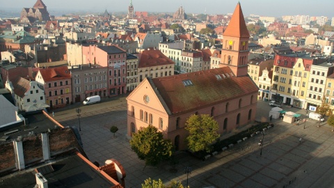 Szlak św. Jakuba. Rynek Nowomiejski w Toruniu, budynek dawnego zboru ewangelickiego, obecnie dziedziba Fundacji "Tumult" organizatora Festiwalu Camerimage w Bydgoszczy