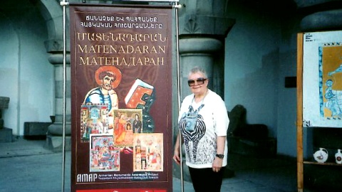 2010 - Armenia-Erewań - przed wejściem do muzeum Starych Rękopisów.