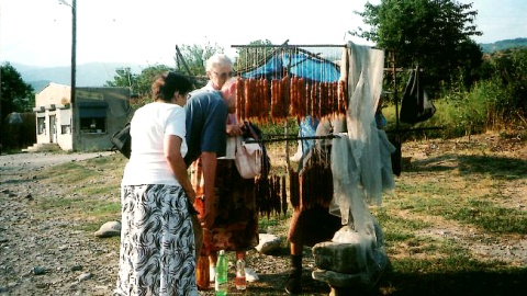 2010 - Gruzja - kram ze sodyczami, orzechy zatopione w mące z miodem - słodkie i niesmaczne.