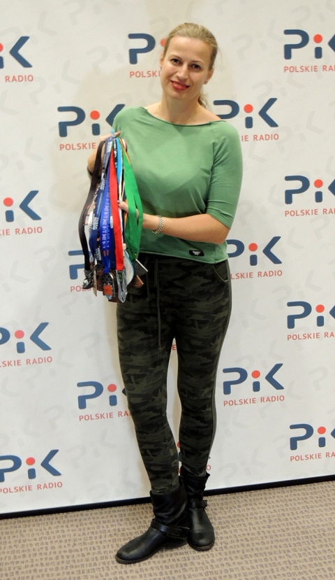 Dominika Czarnecka-Pijarowska zaprezentowała w Polskim Radiu PiK swoje medale. Fot. Adam Droździk