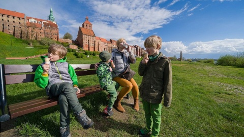 Agnieszką Molik-Matygą i jej synami odwiedzają historyczne forty w Grudziądzu. Fot. nadesłane