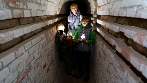 Agnieszką Molik-Matygą i jej synami odwiedzają historyczne forty w Grudziądzu. Fot. nadesłane