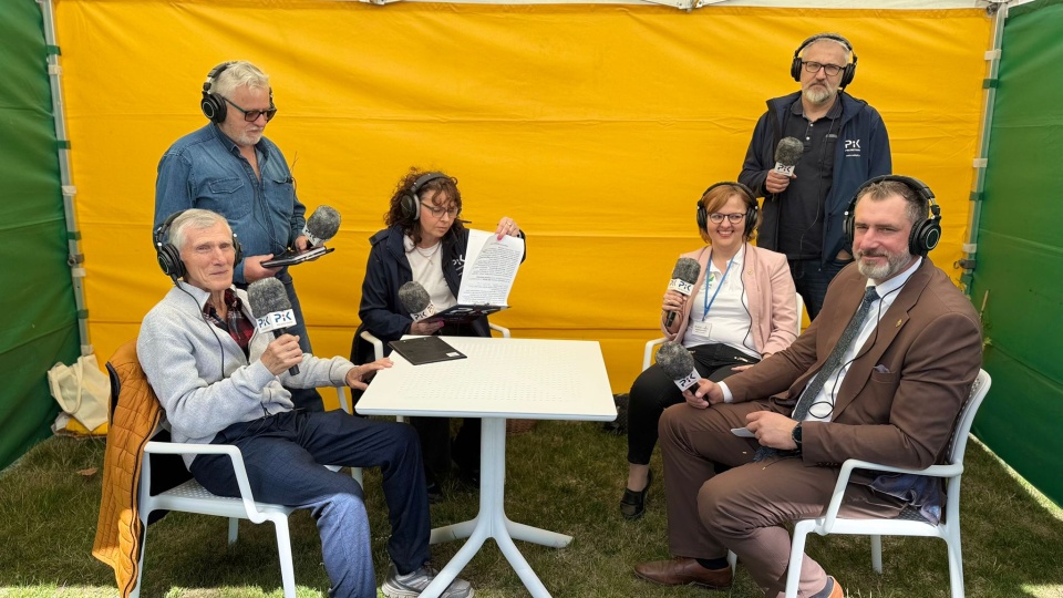 „Raz na zielono” z targów ogrodniczych w Minikowie. Od lewej: Korneliusz Korniluk (na krześle), Roman Grzechowiak (stoi), prowadząca Małgorzata Burchardt, Magdalena Kozioł, dziennikarz PR PiK Ireneusz Sanger i Łukasz Urbański/fot. Izabela Langner