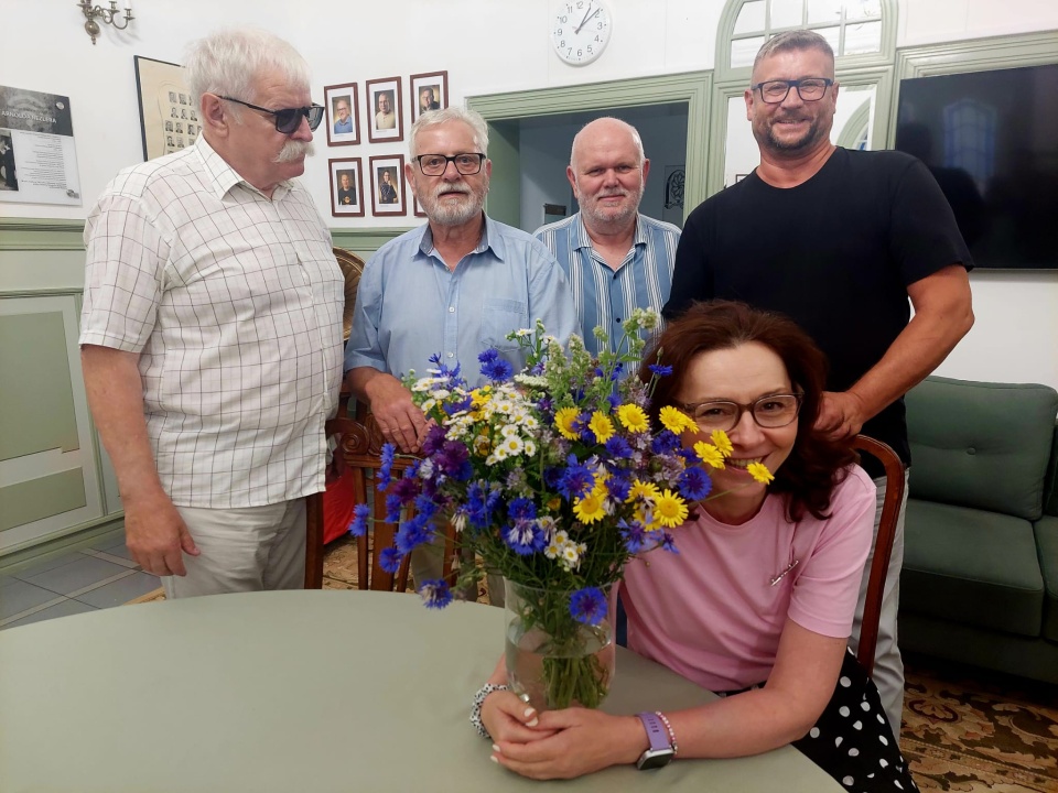 Od lewej: Henryk Kołcon, Roman Grzechowiak, Tomasz Trzebuchowski, Jarosław Mikietyński i prowadząca Małgorzata Burchardt/fot. Dorota Witt