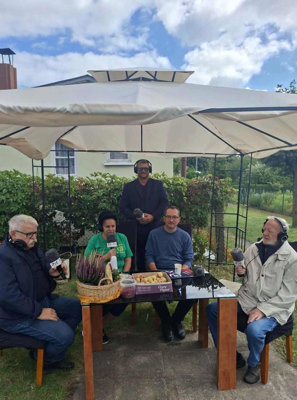 Na zdjęciu m.in.: Henryk Kołcon (pierwszy z lewej), Wiesława Stefaniak-Gromadka, Jarosław Mikietyński (stoi) i Karol Dąbrowski (pierwszy z prawej)/fot. Małgorzata Burchardt