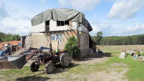 Polskie Radio PiK z wizytą w jednym z dotkniętych nawałnicą gospodarstw w Lubiewie. Fot. Lech Przybyliński