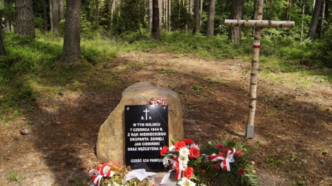 Strażacy z Krzywogońca postanowili upamiętnić miejsce, gdzie zginęli ludzie. Fot. Henryk Żyłkowski
