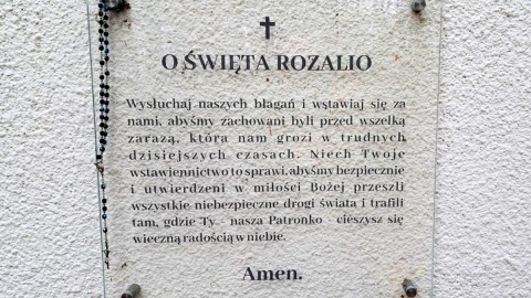 Tablica pod kapliczką św. Rozalii w Przecznie pod Toruniem. Fot. Michał Zaręba/PR PiK