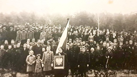 Gromada Obrowo, ekshumacja w roku 1945. Fot. Zbiory prywatne Zofii Sękowskiej/Michał Zaręba/PR PiK
