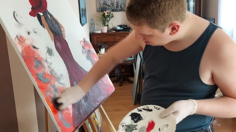 Mateusz - syn pani Justyny i jego obrazy. Fot. nadesłane/z albumu rodzinnego pani Justyny