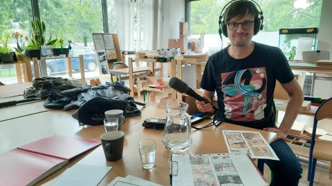 Rysunki do historii Weroniki stworzył Daniel Chmielewski, którego droga życiowa też naznaczona jest trudnymi emocjami. Na zdjęciu reportażysta PR PiK Michał Zaręba/fot. Daniel Chmielewski