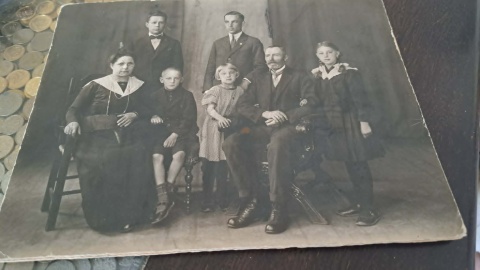 Rodzina Langerów po przyjeździe ze Stanisławowa do Bydgoszczy. Bolesław u góry po lewej/fot. Żaneta Walentyn