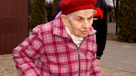 90-letnia pani Jadzia, obecnie mieszkanka DPS, została pozbawiona swojego miejsca na Ziemi i chociaż wygrała w sądzie, nie ma gdzie wracać. Fot. Henryk Żyłkowski